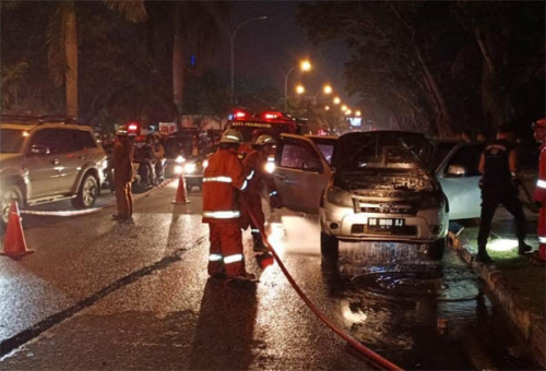 Terbakar di Jalan Sudirman Pekanbaru, Mobil Ford Diduga Alami Korsleting Listrik