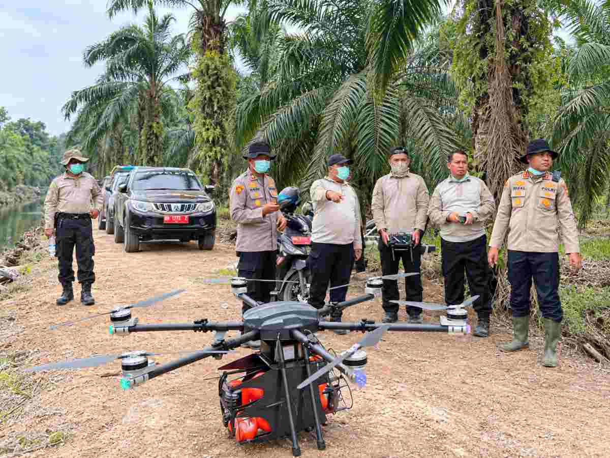 Polda Riau Terbangkan Drone Pemadam Api Atasi Karhutla di Siak