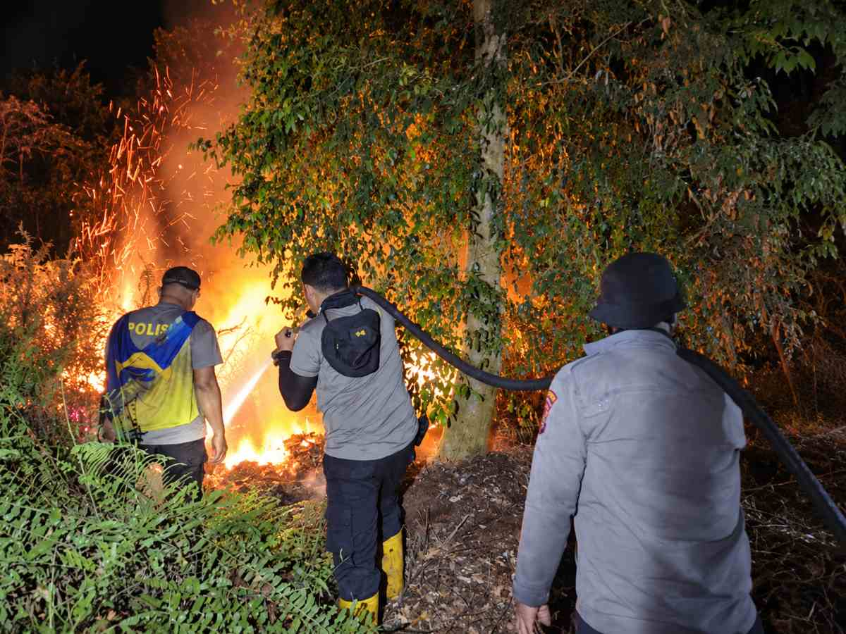 Enam Malam Tidur di Lokasi Karhutla, Kapolres Meranti Pimpin Pemadaman Api di Rangsang