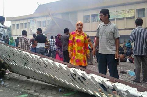 Demo Warga Danau Lancang Jebol Pagar Kantor BPN Riau