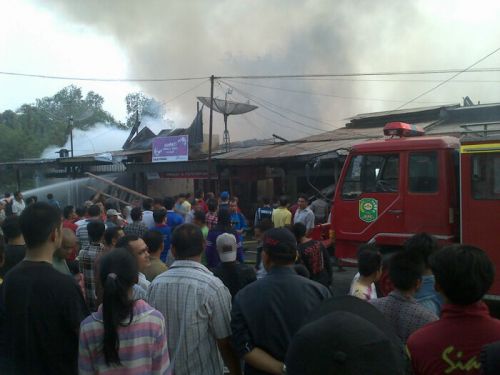 Diduga Api dari Sarang Burung Walet, Polisi Selidiki Penyebab Kebakaran 7 Semi Ruko di Siak