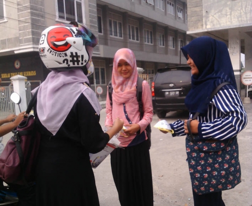 Kabut Asap Masih Pekat, Mahasiswa Bengkalis Bagi-bagi Masker N95 di Pekanbaru