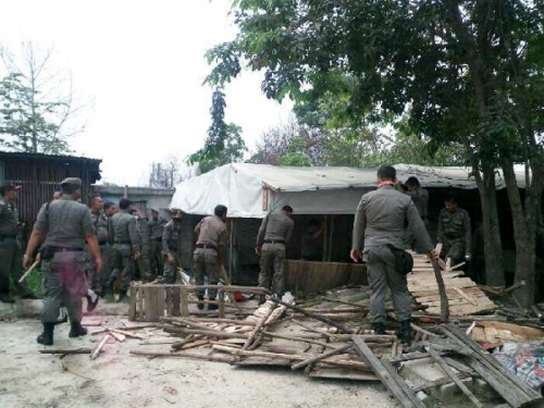 Tempat Esek-esek di Payung Sekaki, Dibongkar dan Dibakar Satpol PP Pekanbaru