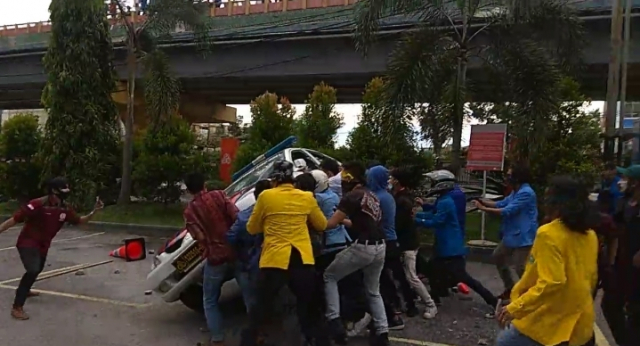 Satu Unit Mobil Patroli Polisi di Parkiran Hotel Tjokro Pekanbaru Hancur Dirusak Massa