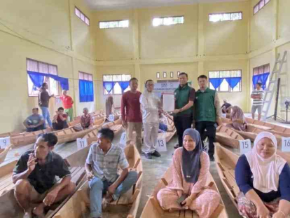 PT Musim Mas Salurkan 30 Perahu Dayung untuk Nelayan Tanjung Beringin