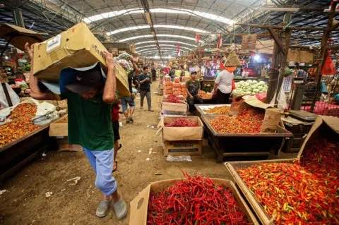 Harga Kebutuhan Pokok Terkerek Naik, Cabai Rawit Merah Tembus Rp102.250 per Kilogram