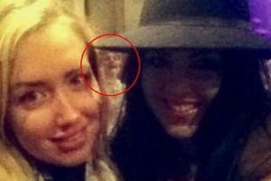 GoRiau Hantu Wanita Numpang di Foto Selfie 2 Wanita Inggris
