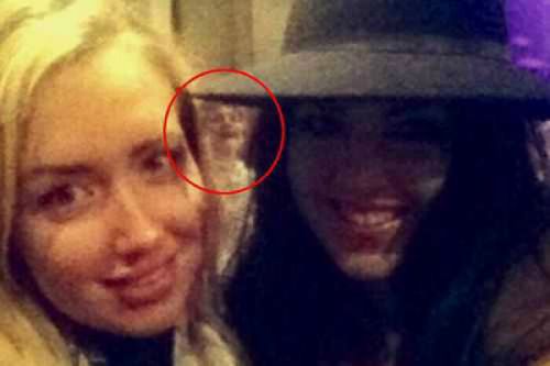 Hantu Wanita Numpang di Foto Selfie 2 Wanita Inggris