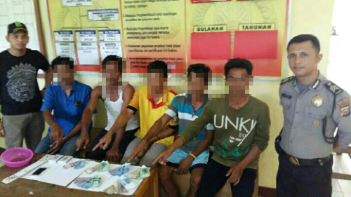 Digerebek Saat Judi, 5 Karyawan Perusahaan di Bandar Seikijang Digelandang ke Kantor Polisi