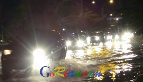 Rutin Diguyur Hujan, Beberapa Ruas Jalan di Pekanbaru Mulai Tergenang Banjir