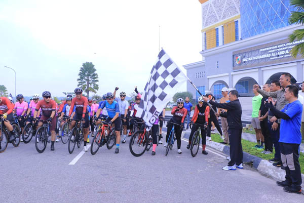 Pj Wali Kota Pekanbaru Lepas 190 Pesepeda di Event Road Cycling Championship