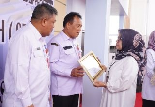 Taat Dalam Penyerahan dan Pemusnahan Arsip, Diskominfotik Provinsi Riau Terima Piagam Penghargaan