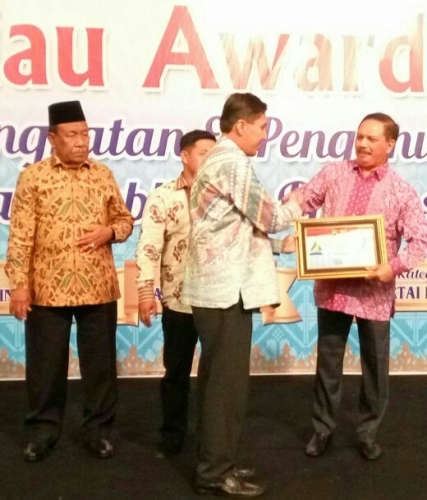 Jadi Pelopor Keterbukaan Informasi Publik Pemerintahan Desa, Bupati Inhil Raih Penghargaan dari KI Riau