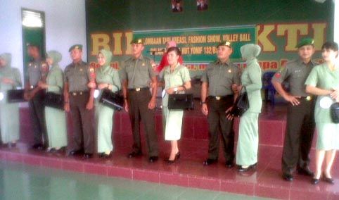 Pratu Akbar dan Wiwik Juara Favorit Fashion Show Batalyonif 132/BS
