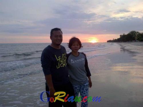 Matahari Terbit yang Selalu Dinantikan Wisatawan di Pantai Pesona dan Tanjung Lapin