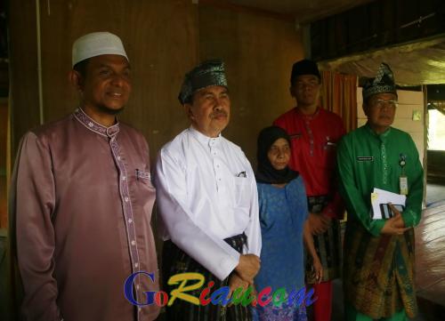 Syamsuar Lihat Pemasangan KWH Gratis dari Baznas Kabupaten Siak untuk Keluarga Kurang Mampu