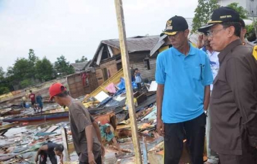 Kunjungi Korban Longsor di Sungai Udang, Bupati Inhil Serahkan Sejumlah Bantuan