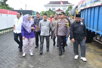 GoRiau Pj Bupati Kampar Lepas Distribusi Logistik Pemilu Tahun 2024