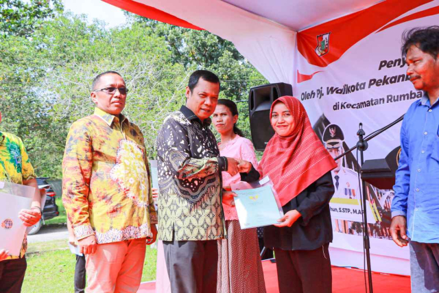 Pj Walikota Serahkan Ratusan Sertifikat PTSL ke Warga Rumbai, Rumbai Barat dan Rumbai Timur