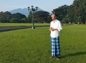 GoRiau Pakai Sarung, Begini Gaya Jokowi Saksikan Gerhana Matahari Total