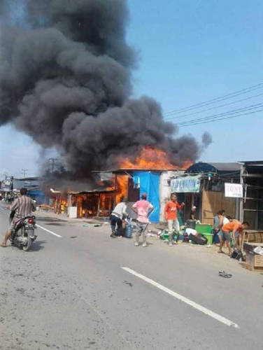 Kebakaran Timpa Warung di Depan SPBU Rumbai Inhil, Api Masih Berkobar