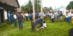 GoRiau Kinerjanya Mengecewakan, Wali Kota Dipasung Warga di Tanah Lapang