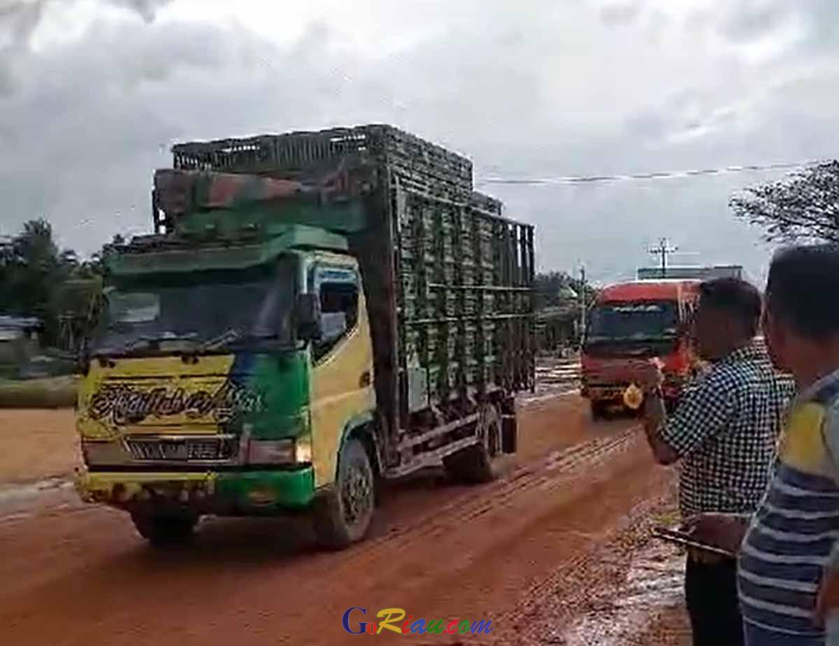 Hati-hati Melintasi Jalan Lintas Sumatera di Bangko Bakti, Tanah Uruk Sebabkan Jalan Berlumpur dan Licin