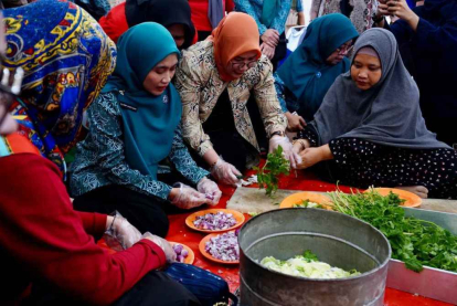 GoRiau Ketua TP-PKK Riau Henny Sasmita Wahid Sambangi Dapur Umum, Siapkan Makanan Berbuka untuk Korban Banjir
