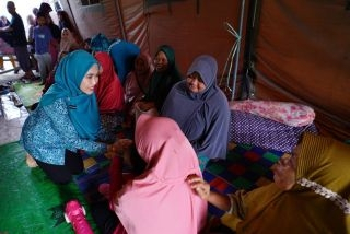 GoRiau Ketua TP-PKK Riau Serahkan Bantuan untuk Korban Banjir di Rumbai