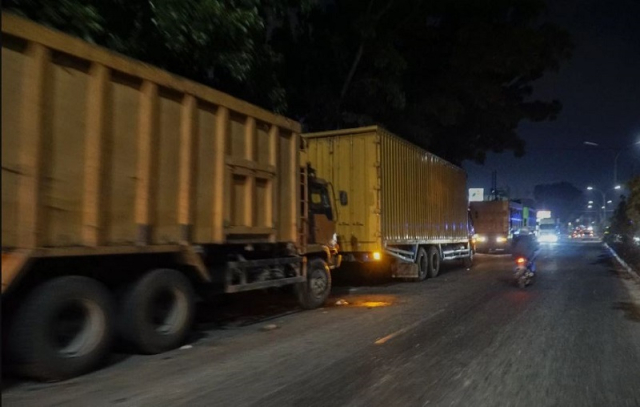 BBM Solar Langka di Riau, Antrean Truk Kepung SPBU di Pekanbaru Jelang Idulfitri