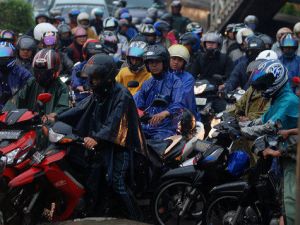 GoRiau 11 Tips Aman Berkendara Sepeda Motor