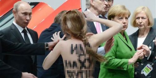 Di Jerman, Presiden Putin Diserbu Cewek Telanjang