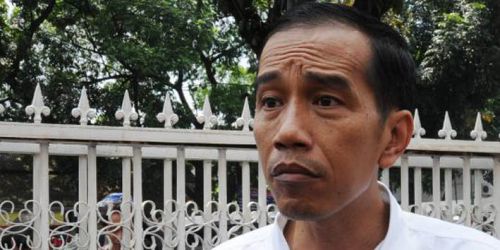 PDIP Dikabarkan Menang, Jokowi Justru Terduduk Lesu di Teras Rumahnya