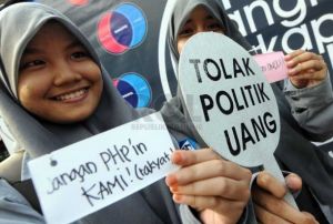 GoRiau Caleg di Rumbai Bagi-bagi Duit Bensin Rp 100 Ribu untuk Warga
