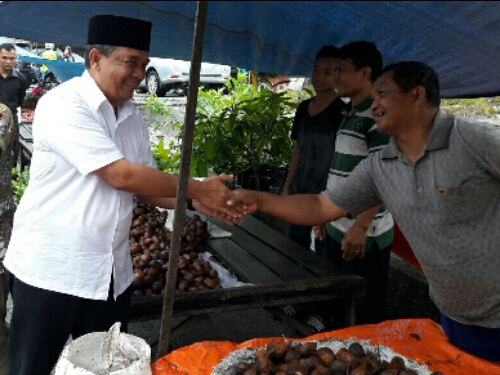 Pedagang dan Pembeli di Pasar Teratak Buluh Kampar Terpesona dengan Cawagub Riau Edy Nasution dan Siap Mendukung