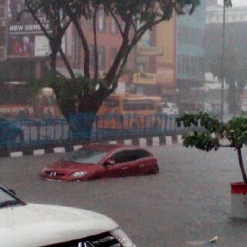 Waduh, Jalan Jenderal Sudirman Ujung Berubah Jadi Sungai, Ini Fotonya...