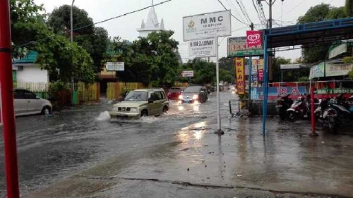 Hujan Deras, Jalan KH Ahmad Dahlan Pekanbaru Banjir Sepanjang Hampir 1 Kilometer
