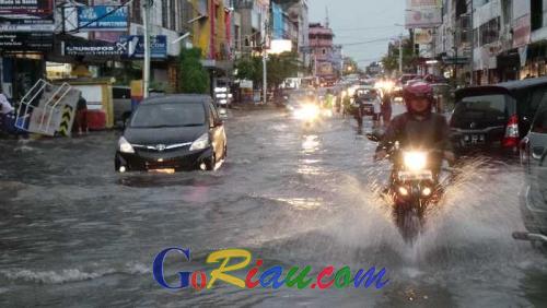 Jalan Juanda Pekanbaru Tergenang Air Sepanjang 20 Meter, Ini Penampakanya