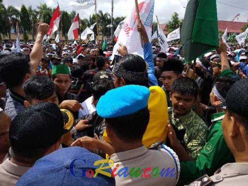Tolak Pembangunan Waduk, Unjuk Rasa Ribuan Massa di Depan Kantor Gubernur Riau Memanas