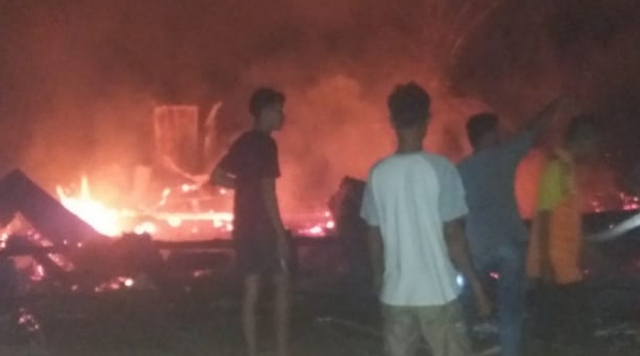 Diduga Korsleting Listrik, Rumah dan Mobil di Kempas Inhil Hangus Terbakar