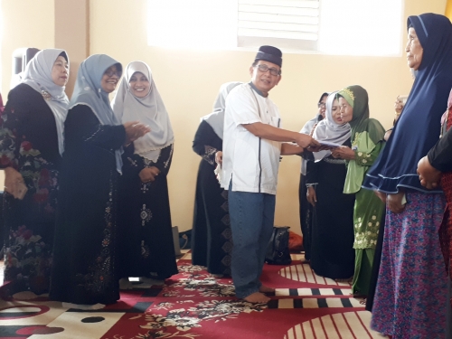 500 Paket Sembako dari IKMR dan IWMR Mandau untuk Masyarakat Tak Mampu