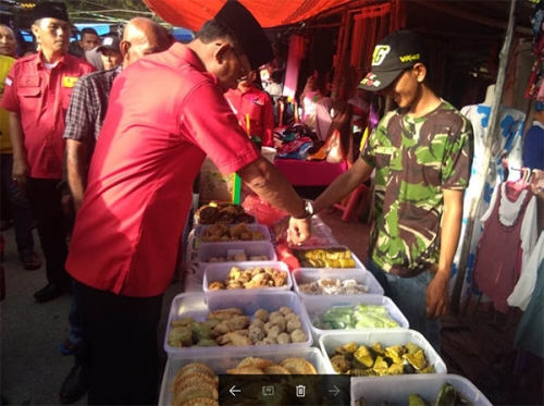 Blusukan ke Pasar Gronggang Kecamatan Sei Mempura Siak,Suyatno Beli Takjil dan Serap Aspirasi Rakyat