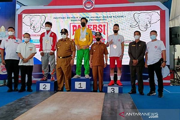 Riau Pimpin Perolehan Medali Invitnas Angkat Berat Junior di Lampung