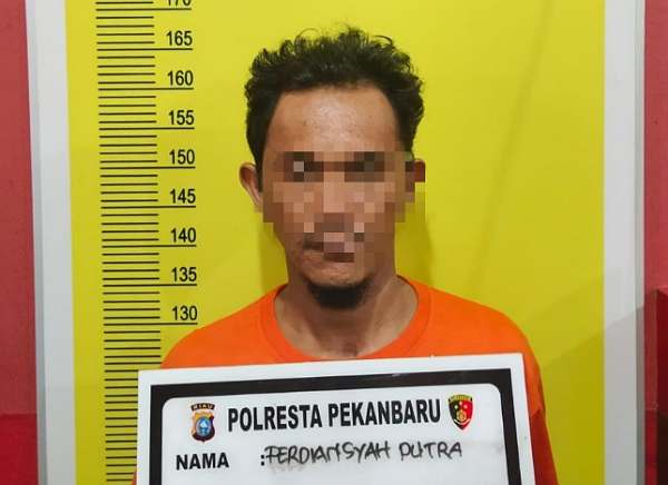 Istrinya Dilirik, Pria di Pekanbaru Ayunkan Belati