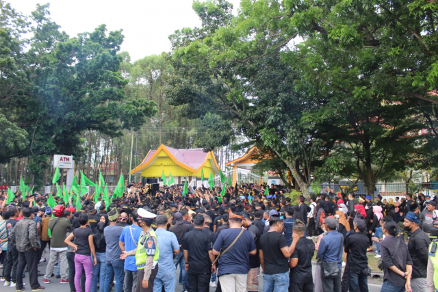Ribuan Laskar LLMB Gelar Aksi Bela Marwah Melayu di Depan DPRD Riau