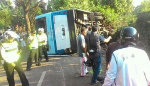 GoRiau Bus Terguling Hantam 4 Mobil dan Motor di Cimahi, 9 Tewas
