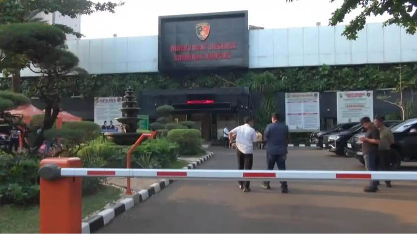 Pria Berseragam TNI Bersenjata Laras Panjang Datangi Polda Metro Jaya
