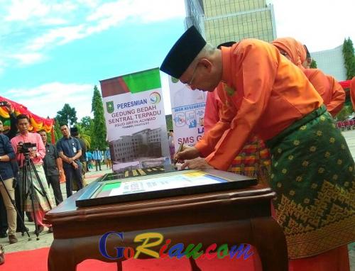 Kado Spesial HUT ke-60 Riau di Bidang Kesehatan, Gubri Resmikan Gedung Bedah Sentral Terpadu RSUD Arifin Achmad