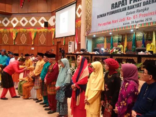 12 Pejuang Lahirnya Provinsi Riau Terima Penghargaan pada Rapat Paripurna DPRD