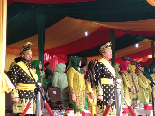 Kenakan Pakaian Adat Lengkap, Gubri Pimpin Upacara HUT ke-62 Riau